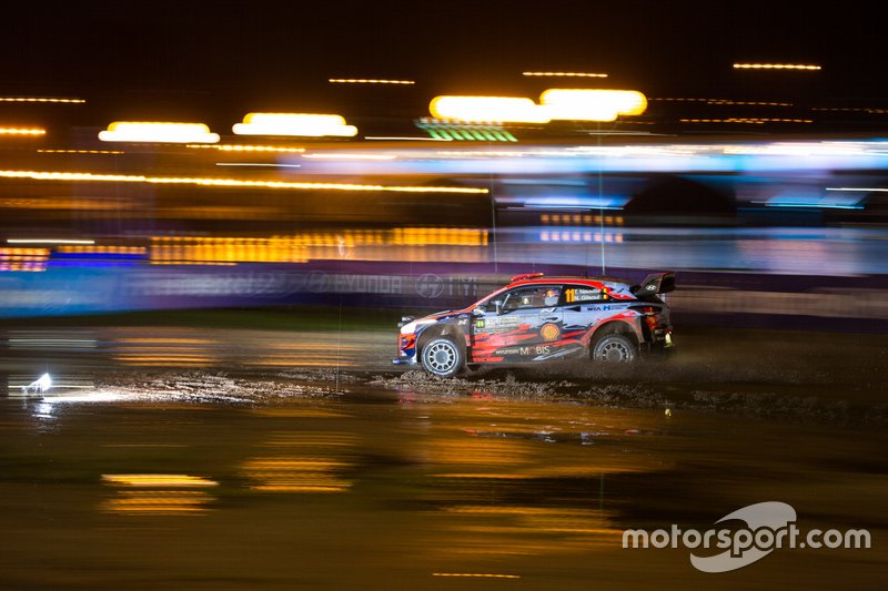 Thierry Neuville, Nicolas Gilsoul, Hyundai Motorsport Hyundai i20 Coupe WRC con Andrea Adamo, Team principal Hyundai Motorsport
