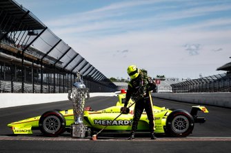 Simon Pagenaud, Team Penske Chevrolet fête sa victoire dans les deux courses d'Indianapolis