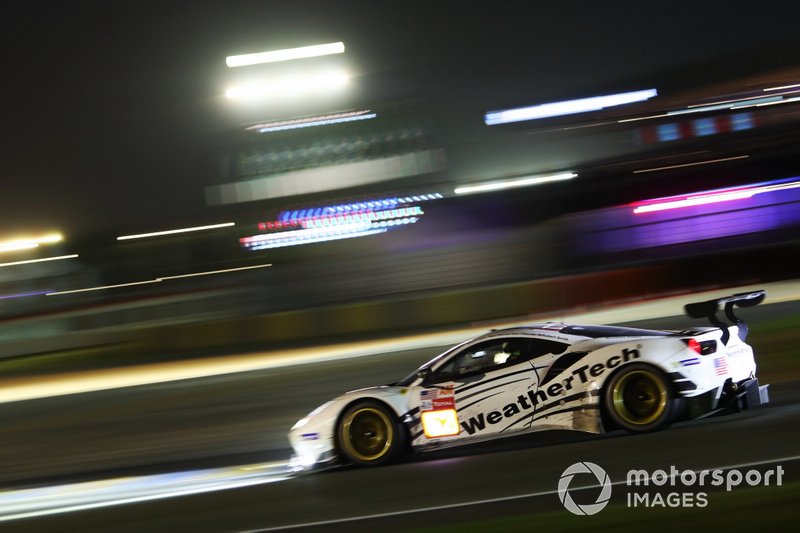 #62 Weathertech Racing, Ferrari 488 GTE: Cooper MacNeil, Toni Vilander, Robert Smith