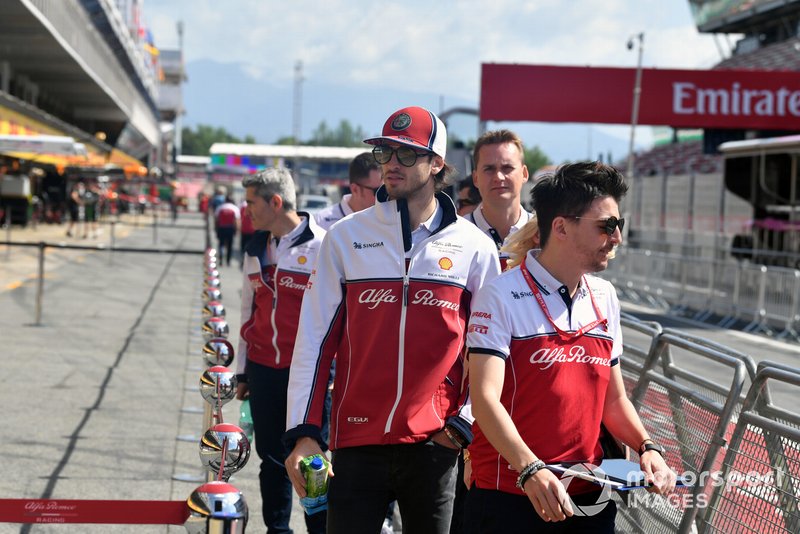 Antonio Giovinazzi, Alfa Romeo Racing in the pit lane