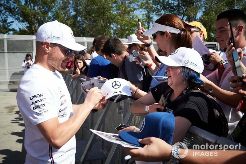 Valtteri Bottas, Mercedes AMG F1 signs an autograph for a fan