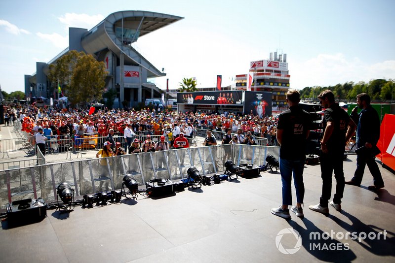 Kevin Magnussen, Haas F1 and Romain Grosjean, Haas F1 on stage at the Fan Zone
