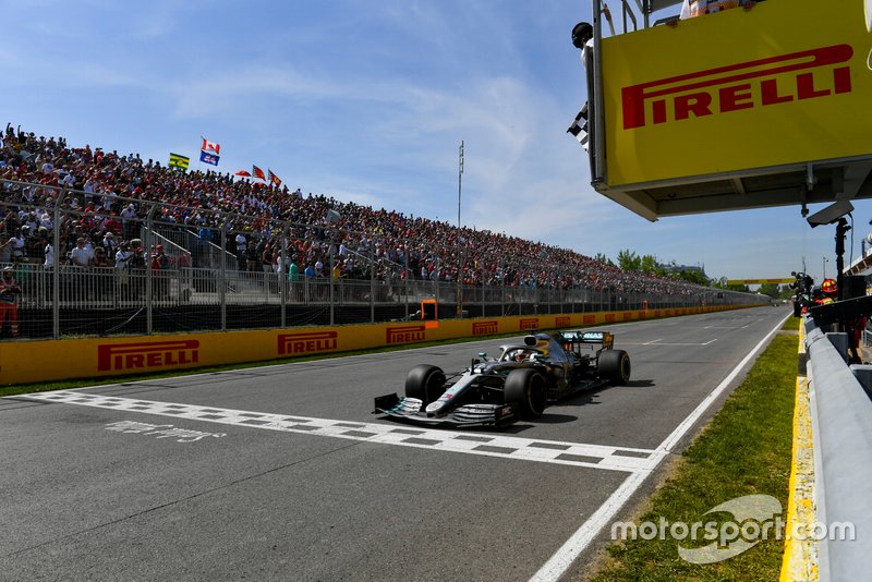 Com a punição de Vettel, Hamilton herdou a vitória.