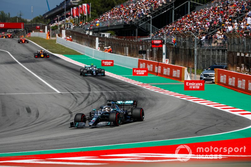 Lewis Hamilton, Mercedes AMG F1 W10, precede Valtteri Bottas, Mercedes AMG W10, e Max Verstappen, Red Bull Racing RB15