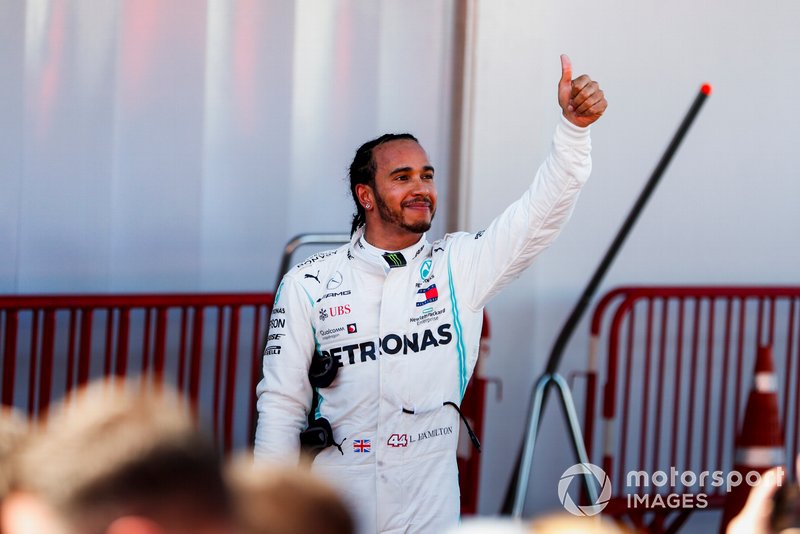El ganador de la carrera Lewis Hamilton, Mercedes AMG F1 celebra en el Parc Ferme