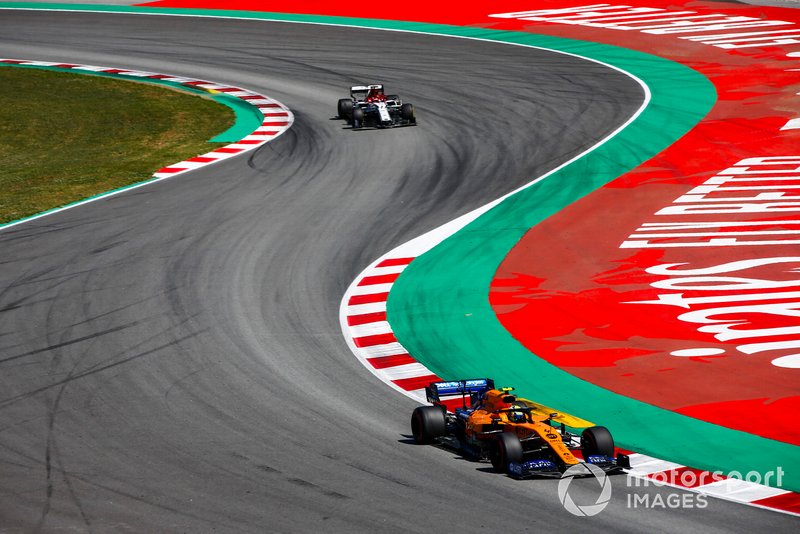 Lando Norris, McLaren MCL34, leads Kimi Raikkonen, Alfa Romeo Racing C38