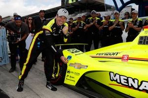 Simon Pagenaud, Team Penske Chevrolet celebra la victoria en el Premio NTT P1