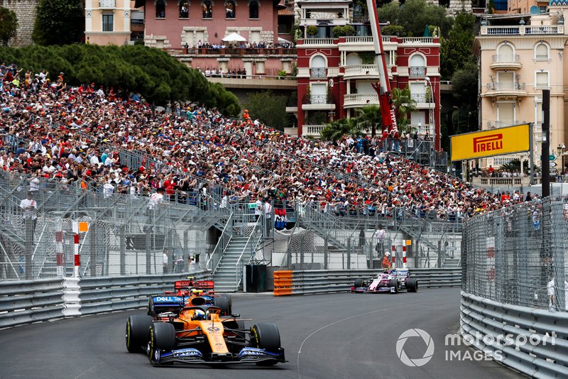 Lando Norris, McLaren MCL34, precede Charles Leclerc, Ferrari SF90