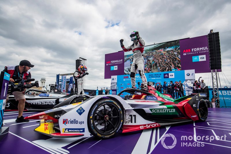 Lucas Di Grassi, Audi Sport ABT Schaeffler, vainqueur, est félicité par Sébastien Buemi, Nissan e.Dams