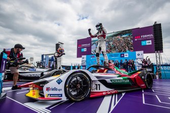 Podyum: Yarış galibi Lucas Di Grassi, Audi Sport ABT Schaeffler