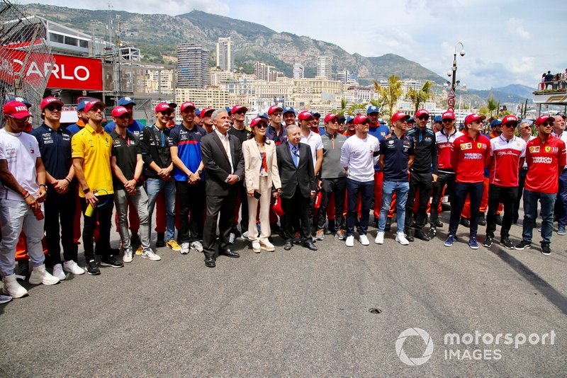 Los pilotos con gorras rojas en homenaje a Niki Lauda