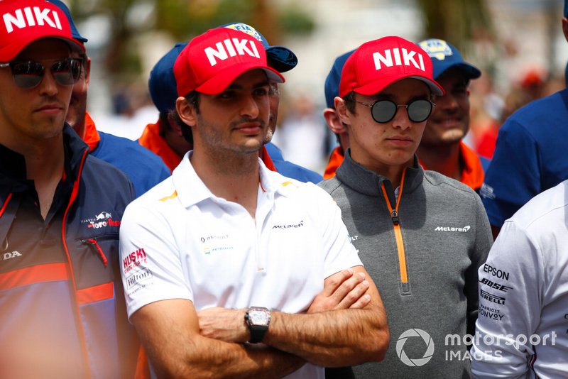 Para pembalap memakai topi tribut Niki Lauda