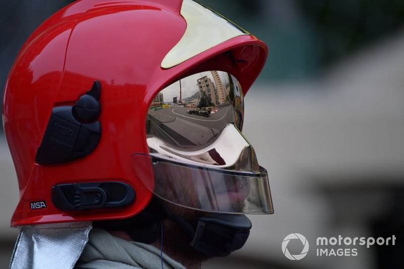 Daniel Ricciardo, Renault R.S.19, reflejado en la visera de un bomberos