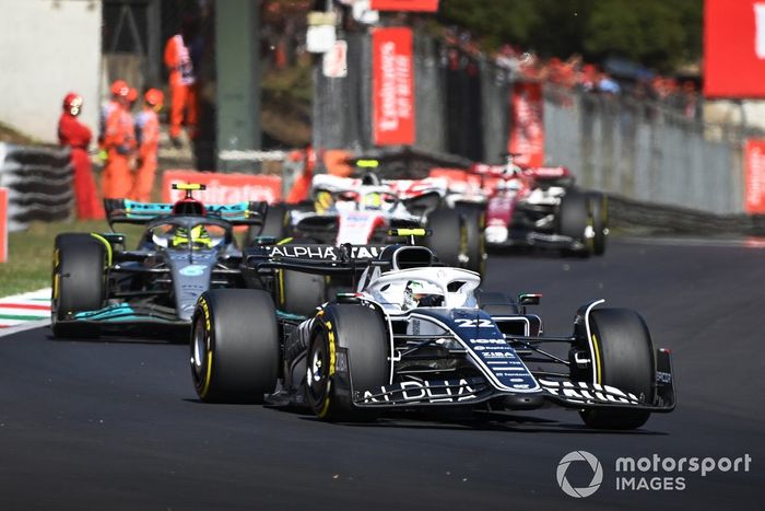 Yuki Tsunoda, AlphaTauri AT03, Lewis Hamilton, Mercedes W13