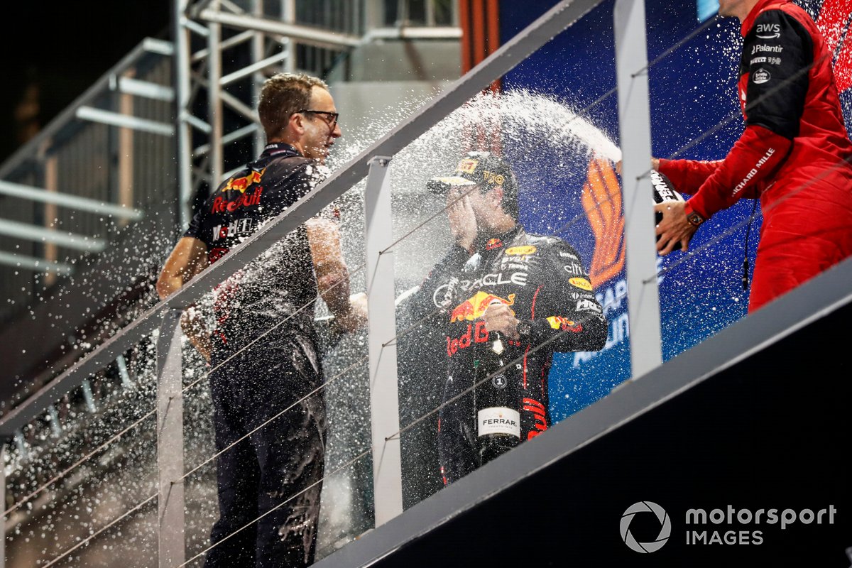 Il delegato del trofeo Red Bull, Sergio Perez, Red Bull Racing, 1° posizione, Carlos Sainz, Ferrari, 3° posizione, festeggiano sul podio con lo Champagne