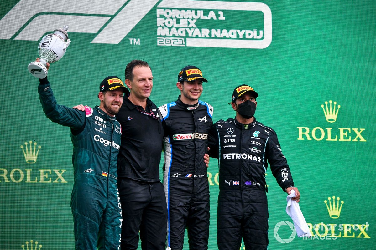 Sebastian Vettel, Aston Martin, secondo classificato, Laurent Rossi, CEO, Alpine F1, Esteban Ocon, Alpine F1, primo classificato, e Lewis Hamilton, Mercedes, terzo classificato, sul podio