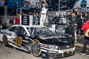 Ganador Aric Almirola, Stewart-Haas Racing, Ford Mustang