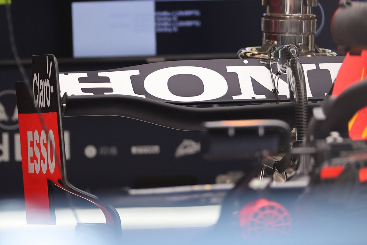 A asa traseira de baixo downforce do Red Bull foi testada originalmente no Azerbaijão, mas não foi utilizada, pois a equipe sentiu que precisava de mais downforce. No entanto, o projeto retorna para a Bélgica, com a seção externa da aba superior cortada para reduzir a resistencia do ar.