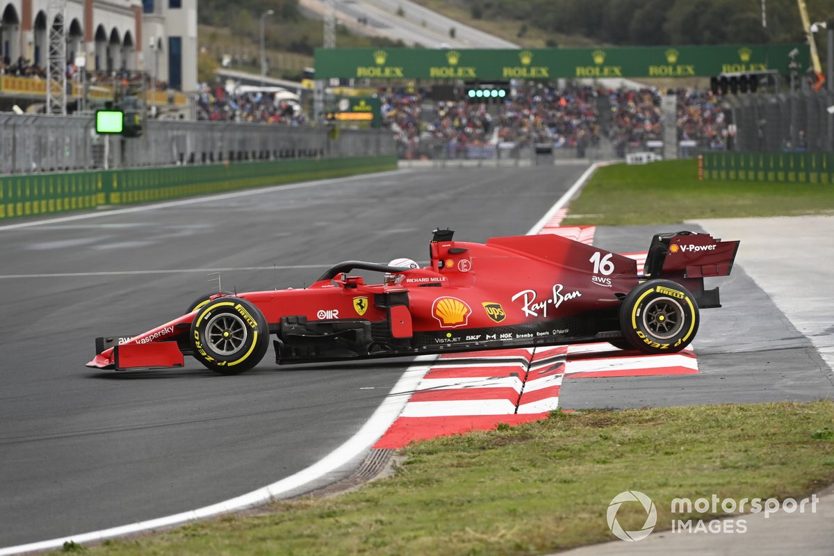 Charles Leclerc, Ferrari SF21, torna in pista dopo il testacoda