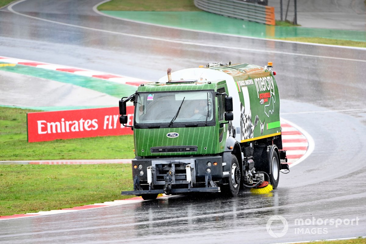 Una máquina barredora evacúa el agua del Istanbul Park