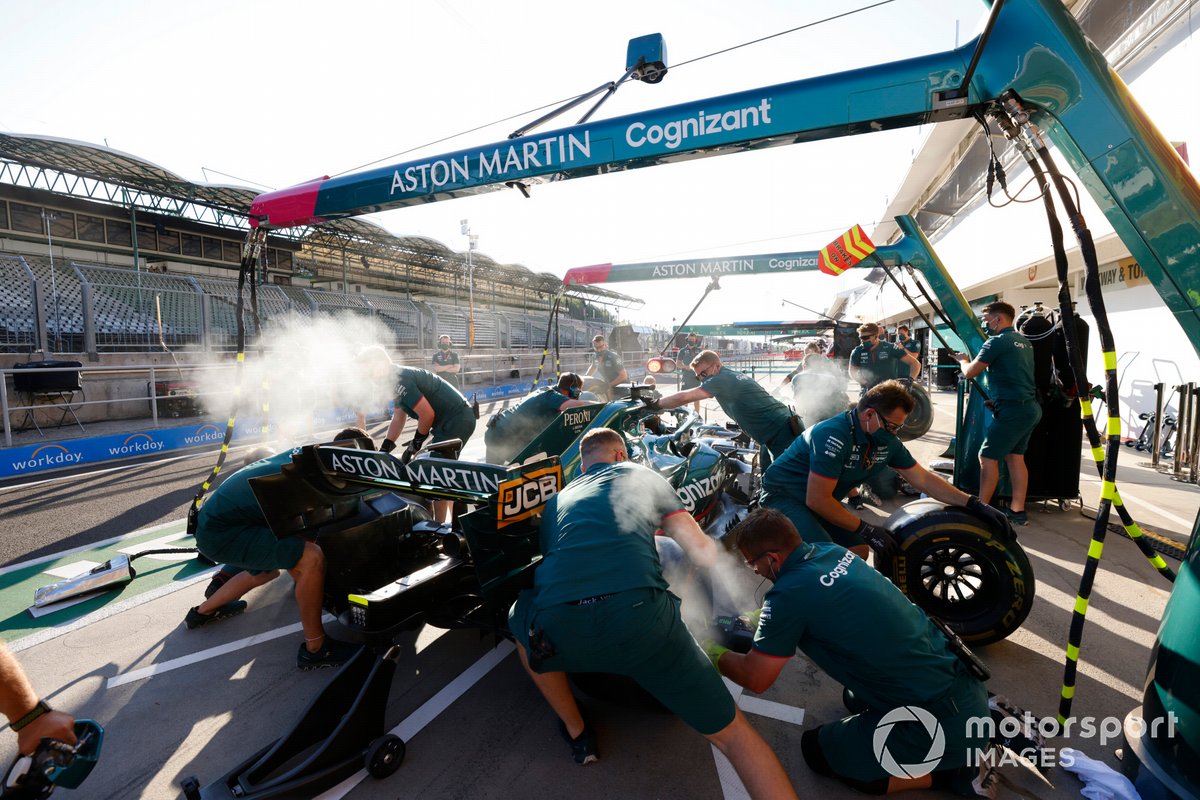 Práctica de parada en boxes del Aston Martin AMR21