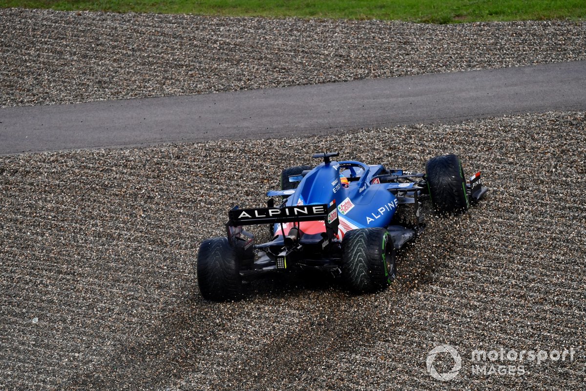 Fernando Alonso, Alpine A521, sobre la grava
