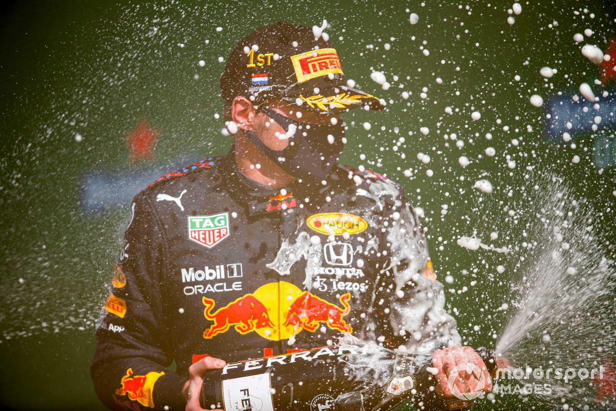 Max Verstappen, Red Bull Racing, 1a posizione, spruzza Champagne sul podio