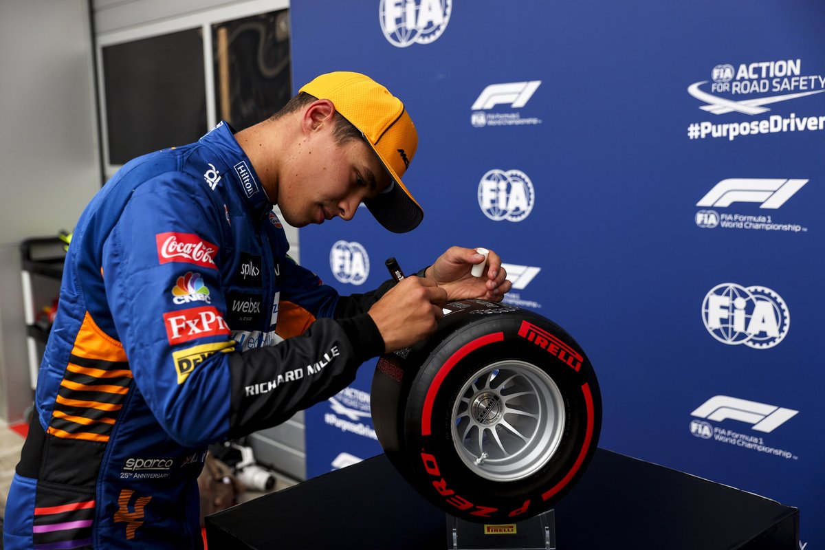 El ganador de la pole, Lando Norris, McLaren, con el premio Pirelli Pole Position