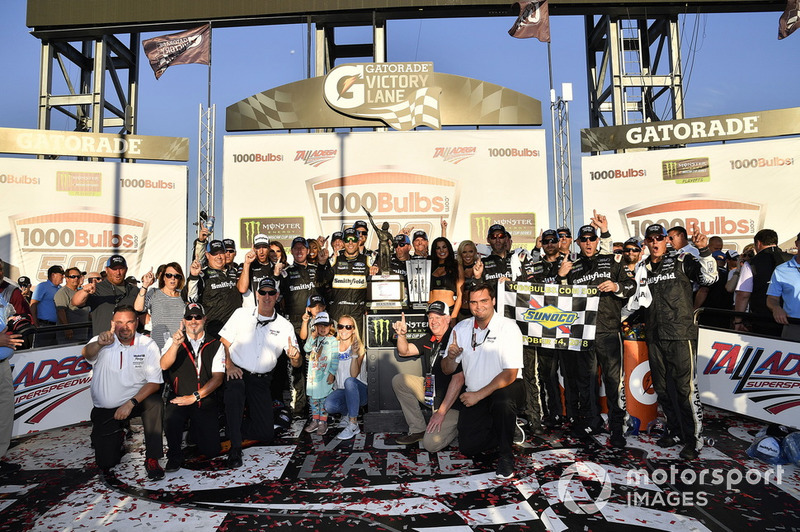 Ganador de la carrera Aric Almirola, Stewart-Haas Racing, Ford Fusion Smithfield Bacon for Life