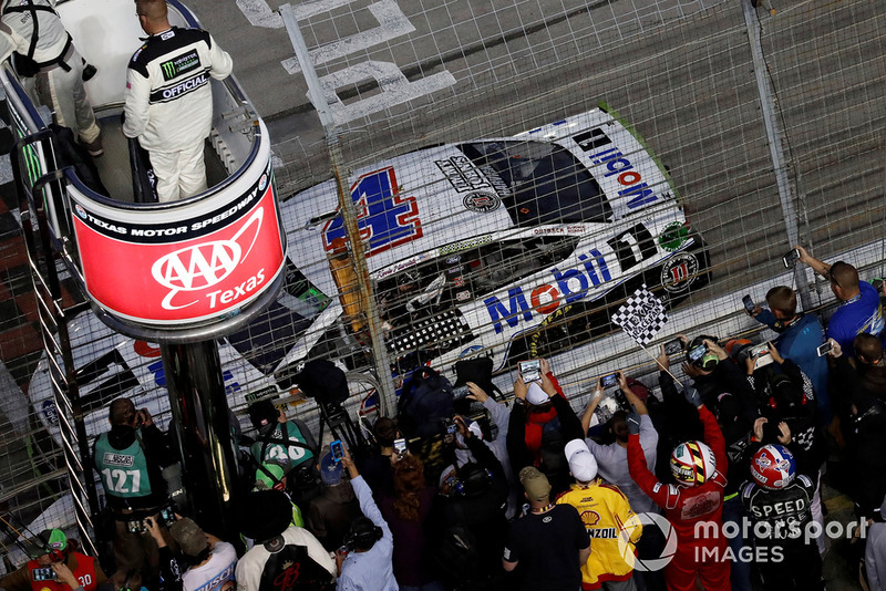 Kevin Harvick, Stewart-Haas Racing, Ford Fusion Mobil 1, fans