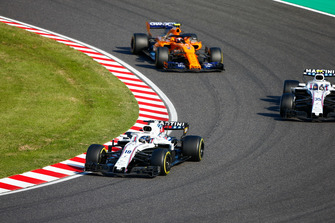 Lance Stroll, Williams FW41, voor Sergey Sirotkin, Williams FW41, en Stoffel Vandoorne, McLaren MCL33