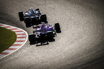 Romain Grosjean, Haas F1 Team VF-18, voor Sergio Perez, Racing Point Force India VJM11