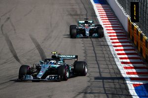 Valtteri Bottas, Mercedes AMG F1 W09, precede Lewis Hamilton, Mercedes AMG F1 W09