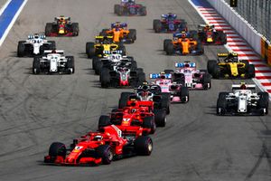 Partenza, Sebastian Vettel, Ferrari SF71H, precede Kimi Raikkonen, Ferrari SF71H, e Kevin Magnussen, Haas F1 Team VF-18