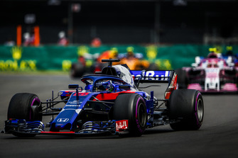 Brendon Hartley, Toro Rosso STR13, leads Esteban Ocon, Racing Point Force India VJM11