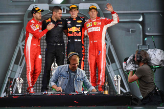 (Da sx a dx): Sebastian Vettel, Ferrari, Guillaume Rocquelin, ingegnere di pista Red Bull Racing, Max Verstappen, Red Bull Racing e Kimi Raikkonen, Ferrari, festeggiano sul podio dietro ad Armin van Buuren, DJ
