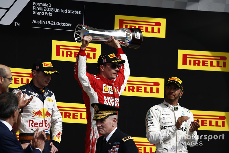 Max Verstappen, Red Bull Racing, Kimi Raikkonen, Ferrari, et Lewis Hamilton, Mercedes AMG F1, sur le podium