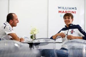 Robert Kubica, Williams Martini Racing, discute avec George Russell