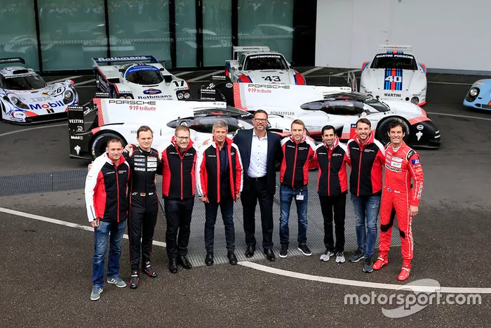Foto de grupo del equipo Porsche con el Porsche 919 Hybrid Evo