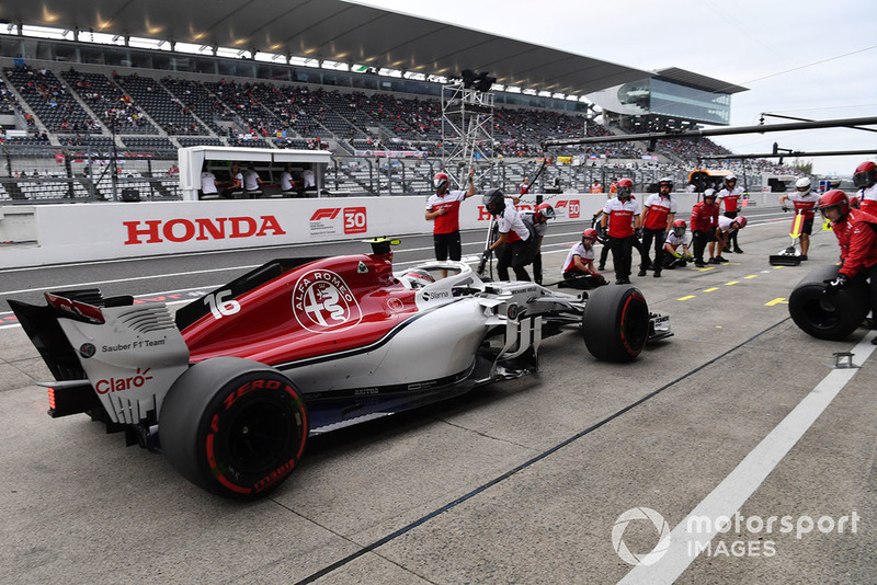 Charles Leclerc, Sauber C37 pit stop