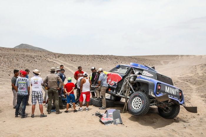 #300 X-Raid Mini JCW Team: Carlos Sainz, Lucas Cruz tras su accidente