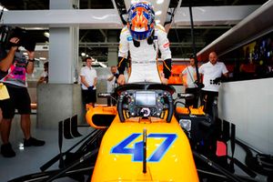 Lando Norris, McLaren MCL33, monte dans sa voiture