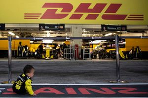 Un giovanissimo tifoso del Team Renault Sport F1