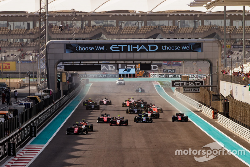 Antonio Fuoco, Charouz Racing System, lidera Roberto Merhi, Campos Racing y el resto del campo al inicio de la carrera.