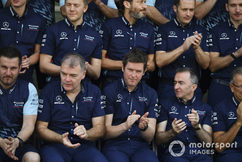 Rob Smedley, Responsabile della performance del veicolo, Williams e Paddy Lowe, azionista e direttore tecnico, Williams, nella foto di gruppo del team Williams Racing