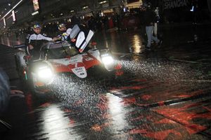 Les vainqueurs : #7 Toyota Gazoo Racing Toyota TS050: Mike Conway, Kamui Kobayashi, Jose Maria Lopez