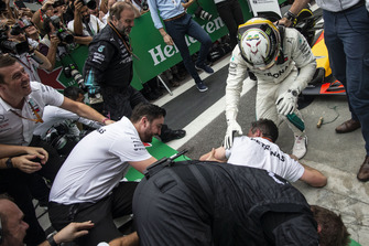 Lewis Hamilton, Mercedes AMG F1 fait tomber les barrières en fêtant sa victoire avec son équipe
