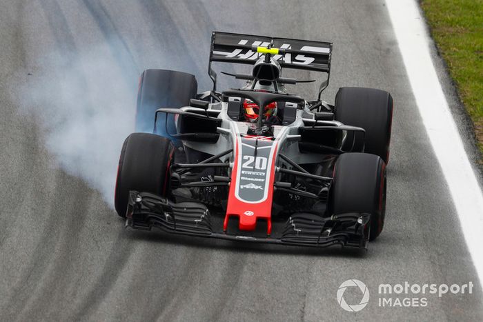 Kevin Magnussen, Haas F1 Team VF-18, bloquea una rueda delantera