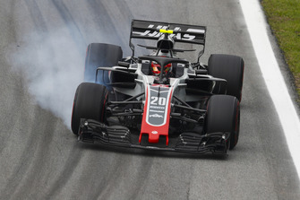 Kevin Magnussen, Haas F1 Team VF-18, bloque une roue