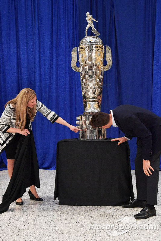 Will Power mit der Borg-Warner-Trophy